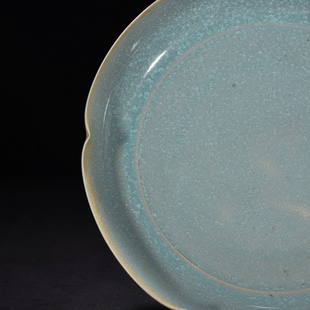 Song Dynasty Ru kiln azure glaze ice crackled sunflower mouth plate