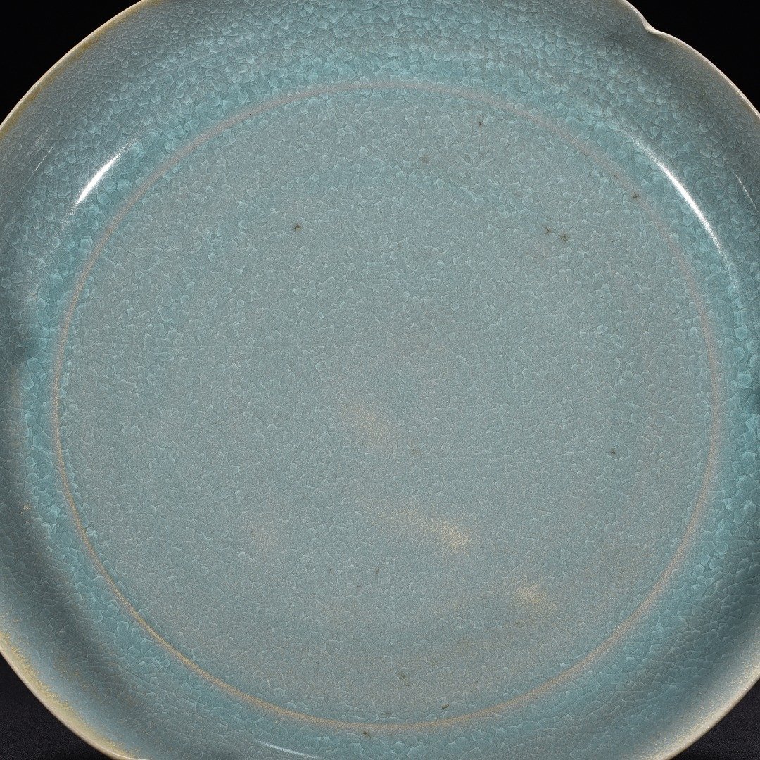 Song Dynasty Ru kiln azure glaze ice crackled sunflower mouth plate