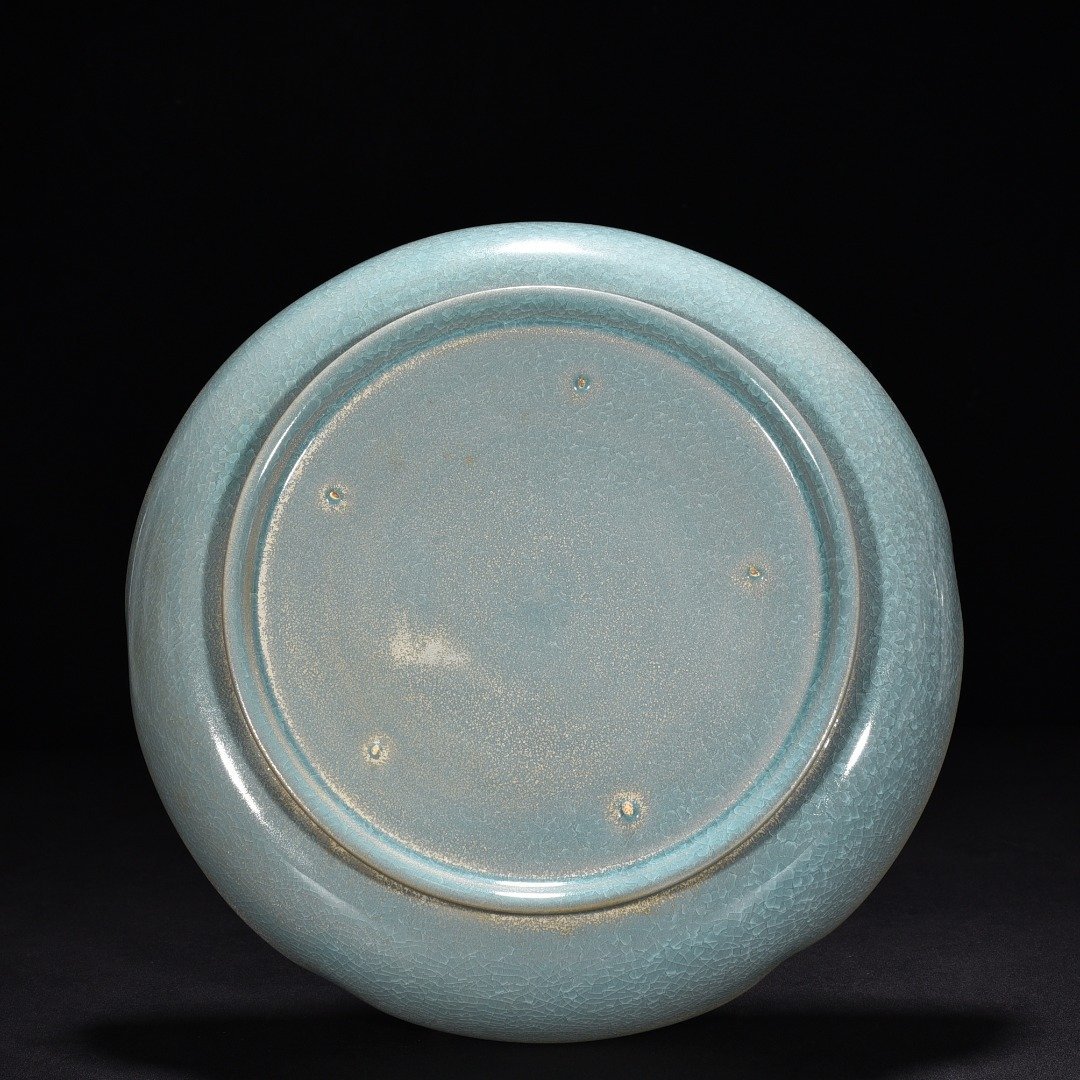Song Dynasty Ru kiln azure glaze ice crackled sunflower mouth plate
