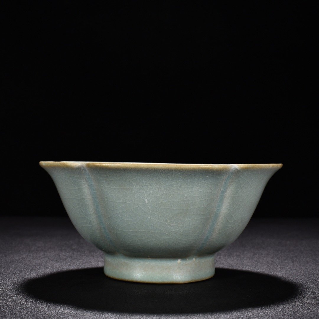 Song Dynasty Ru kiln azure glaze scraped edge sunflower mouth bowl