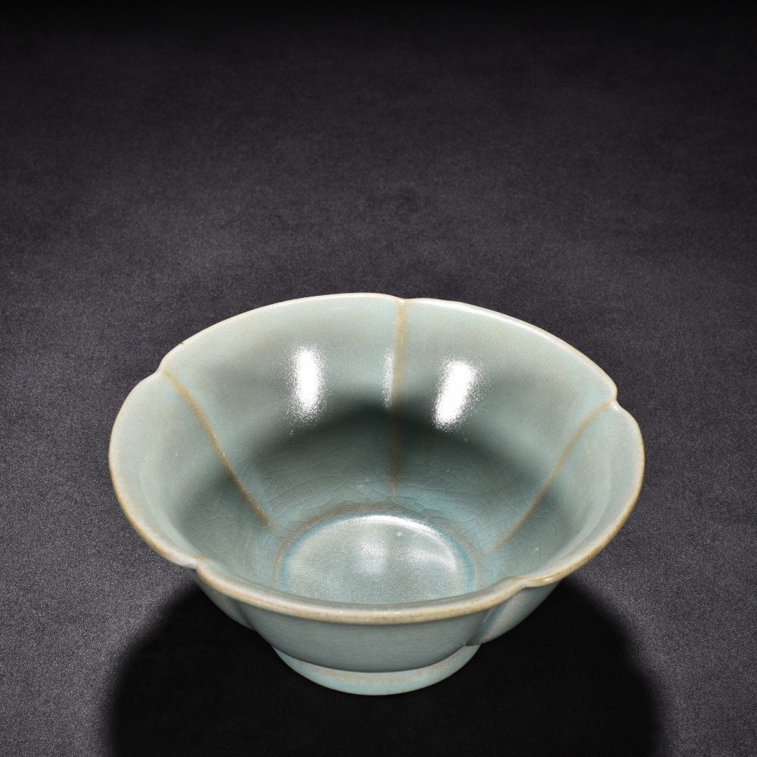 Song Dynasty Ru kiln azure glaze scraped edge sunflower mouth bowl
