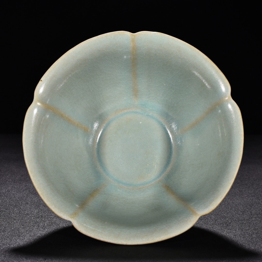 Song Dynasty Ru kiln azure glaze scraped edge sunflower mouth bowl