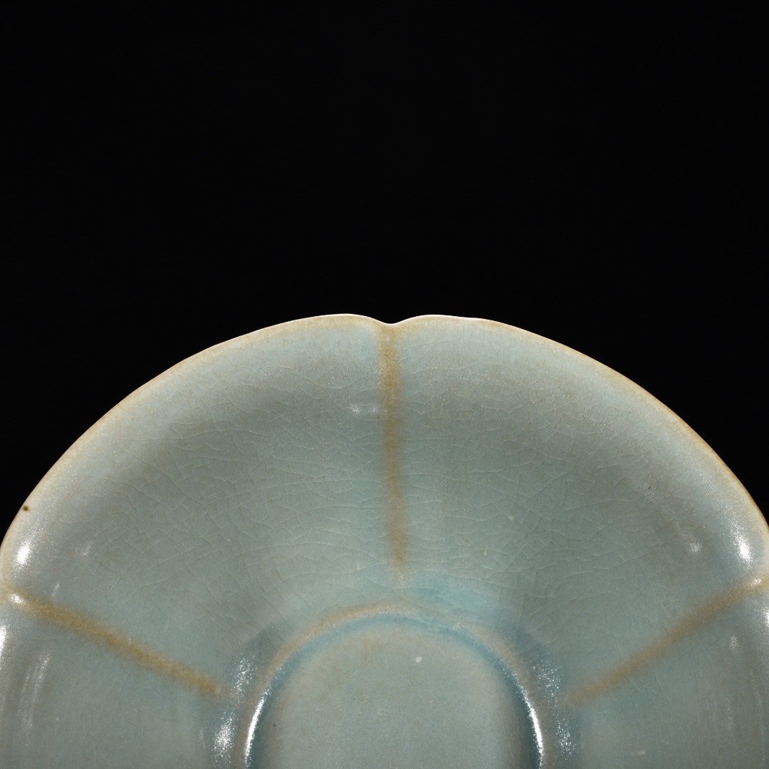 Song Dynasty Ru kiln azure glaze scraped edge sunflower mouth bowl
