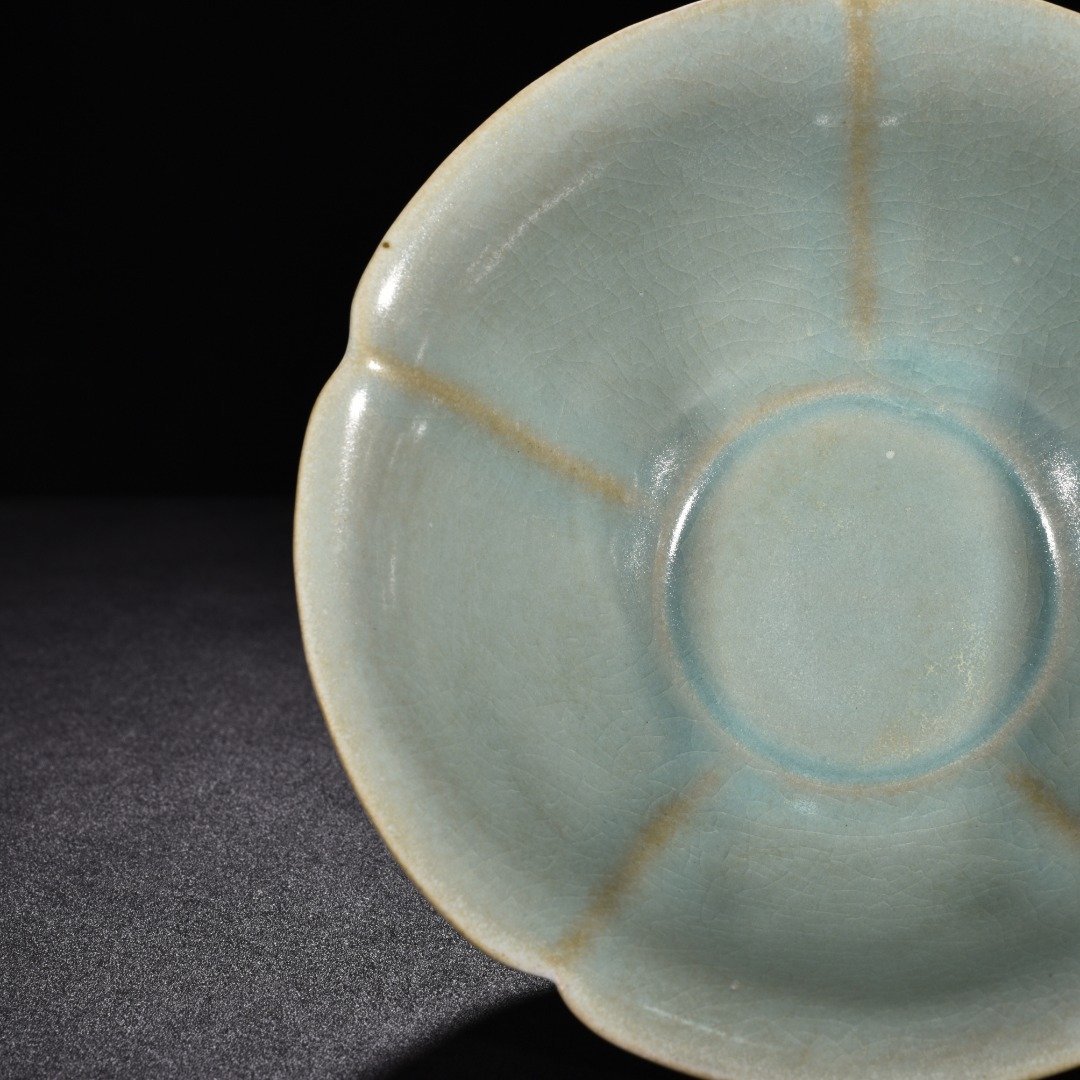 Song Dynasty Ru kiln azure glaze scraped edge sunflower mouth bowl