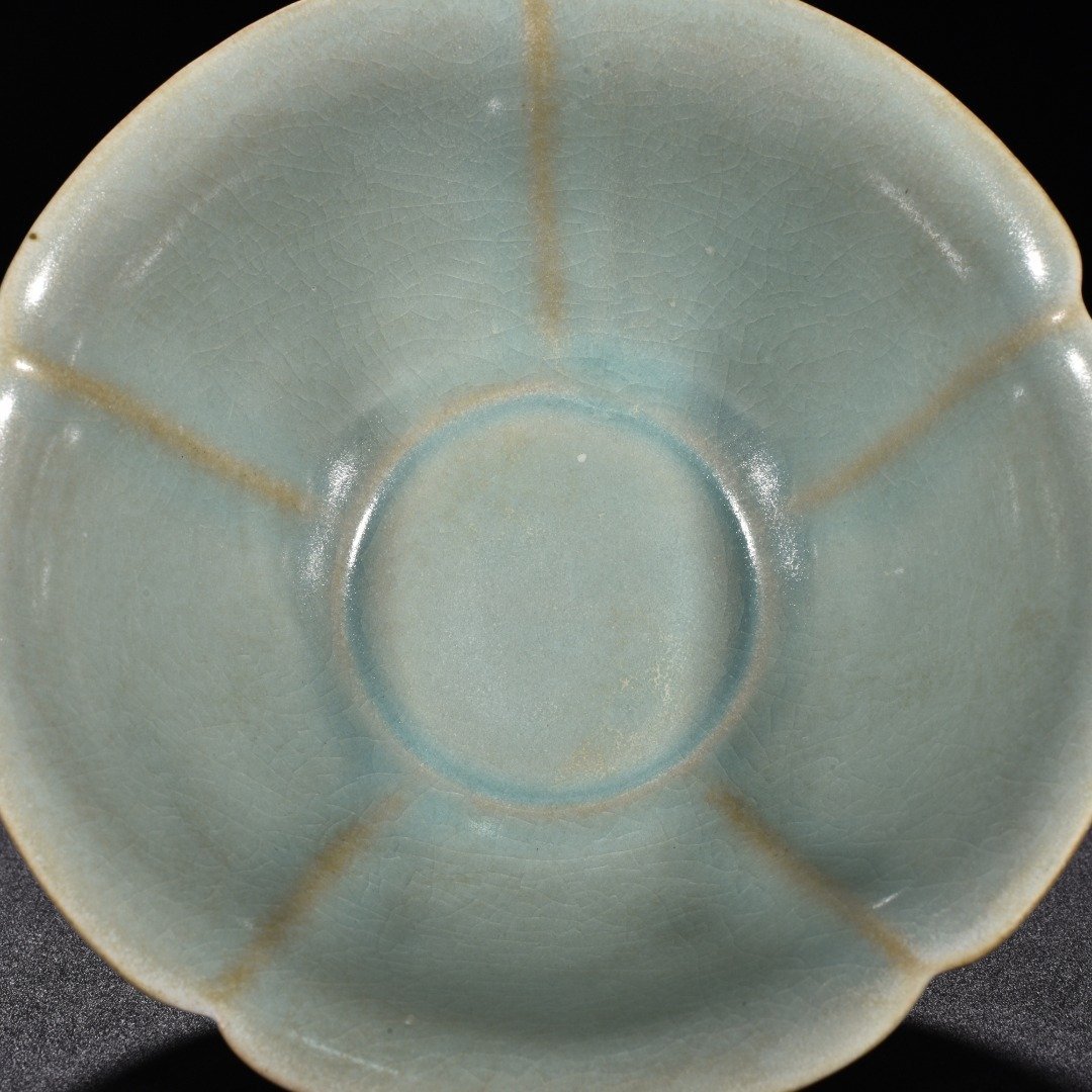 Song Dynasty Ru kiln azure glaze scraped edge sunflower mouth bowl