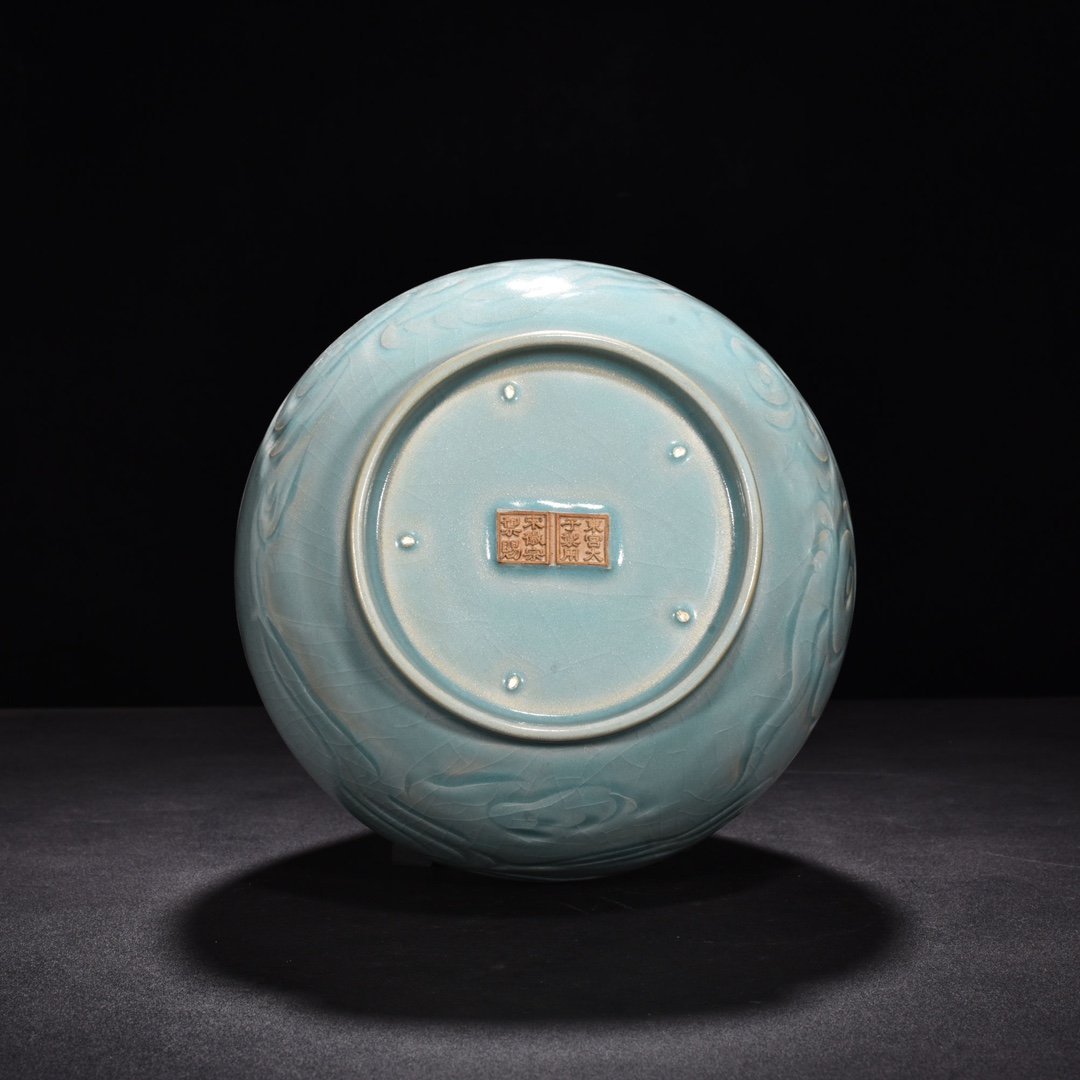 Song Dynasty Ru kilnazure glaze engraved crane pattern jade pot spring vase