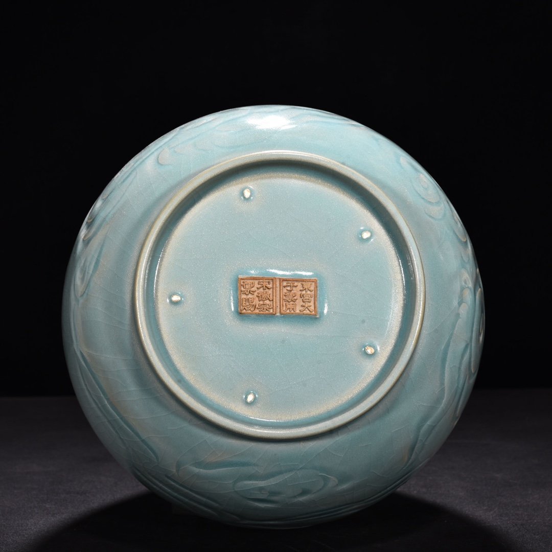 Song Dynasty Ru kilnazure glaze engraved crane pattern jade pot spring vase