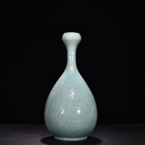 Song Dynasty Ru kilnazure-glazed garlic vase with crane pattern
