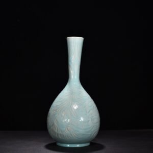 Song Dynasty Ru kiln azure glaze engraved phoenix pattern bile vase