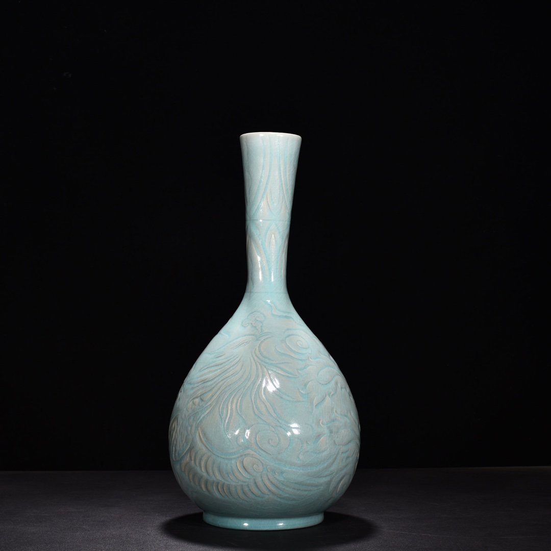 Song Dynasty Ru kiln azure glaze engraved phoenix pattern bile vase