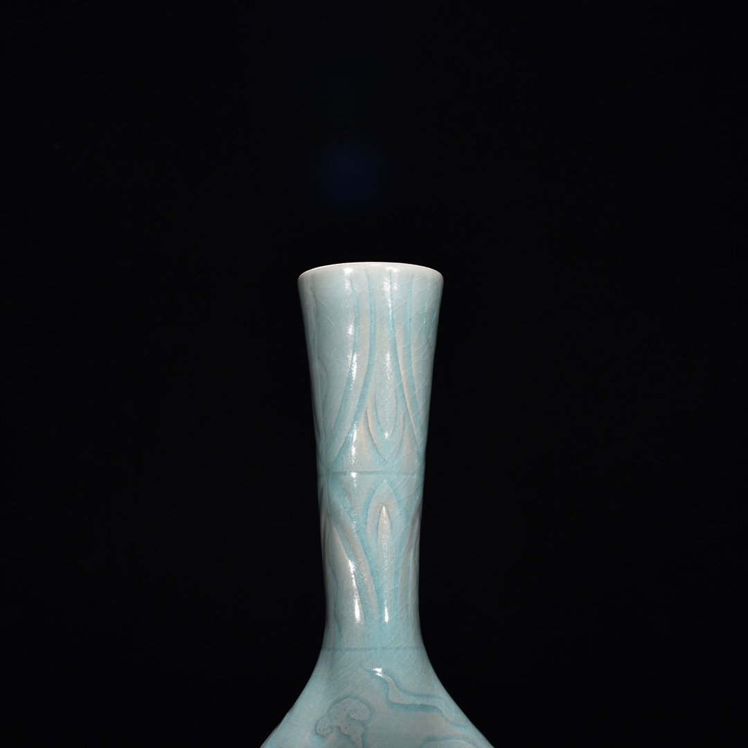 Song Dynasty Ru kiln azure glaze engraved phoenix pattern bile vase