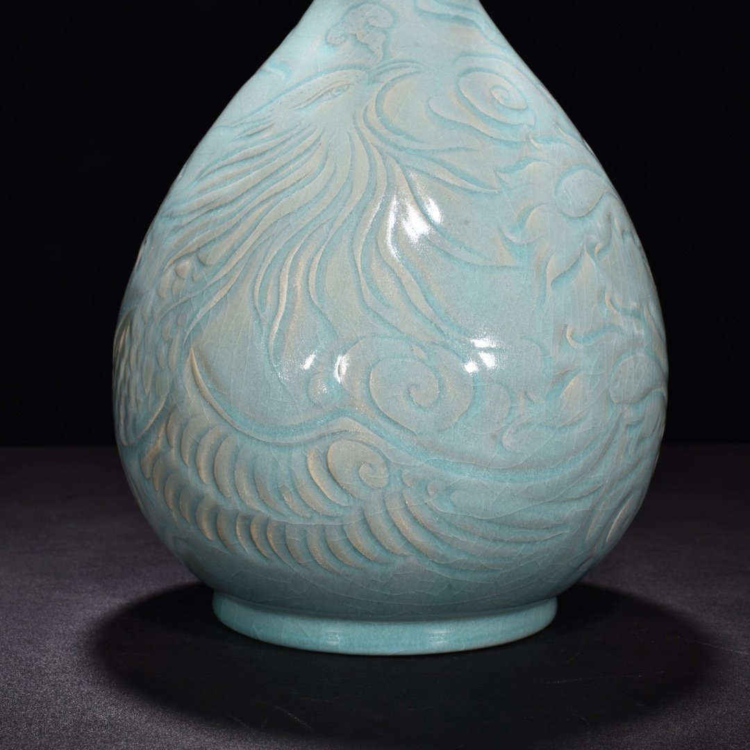 Song Dynasty Ru kiln azure glaze engraved phoenix pattern bile vase