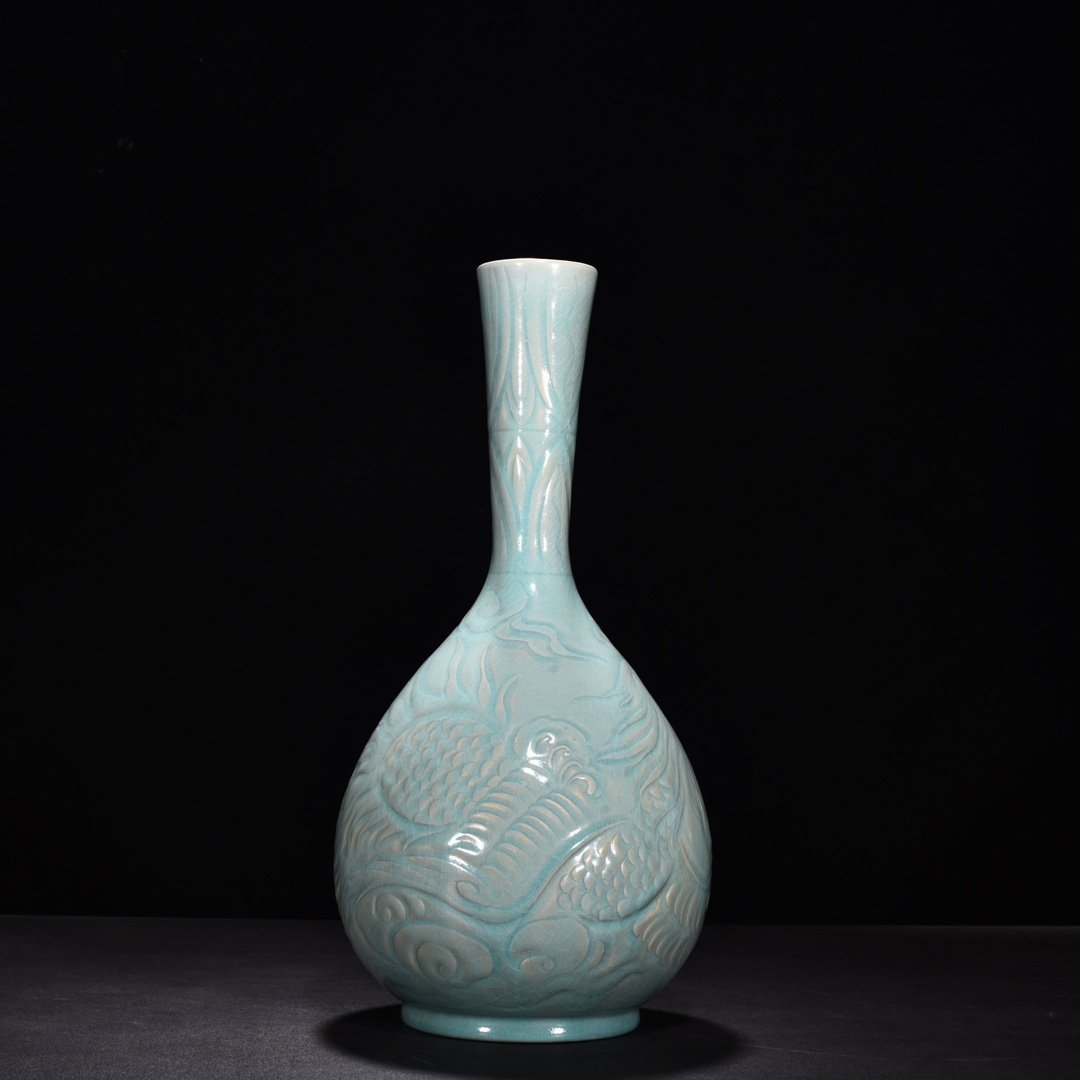 Song Dynasty Ru kiln azure glaze engraved phoenix pattern bile vase