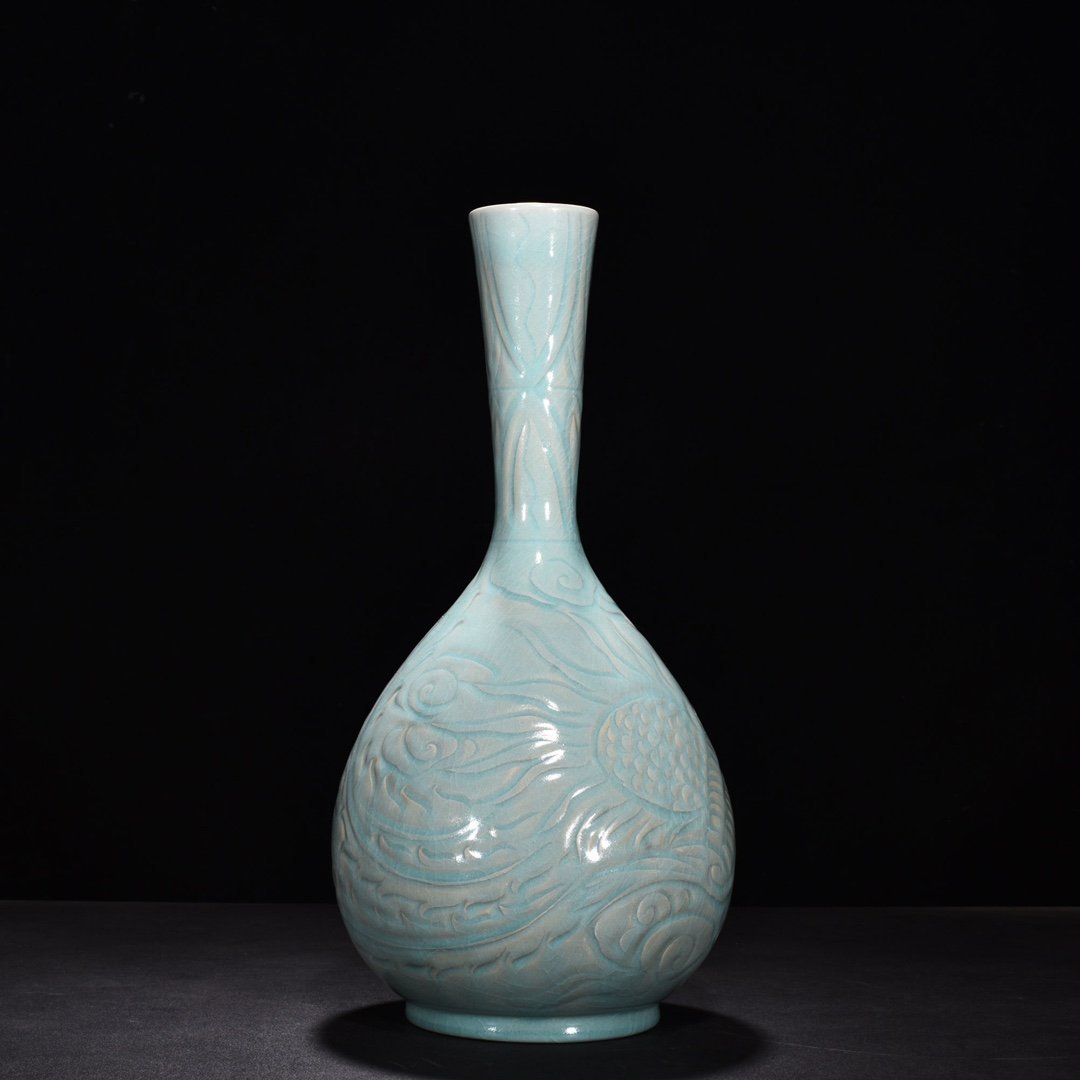Song Dynasty Ru kiln azure glaze engraved phoenix pattern bile vase