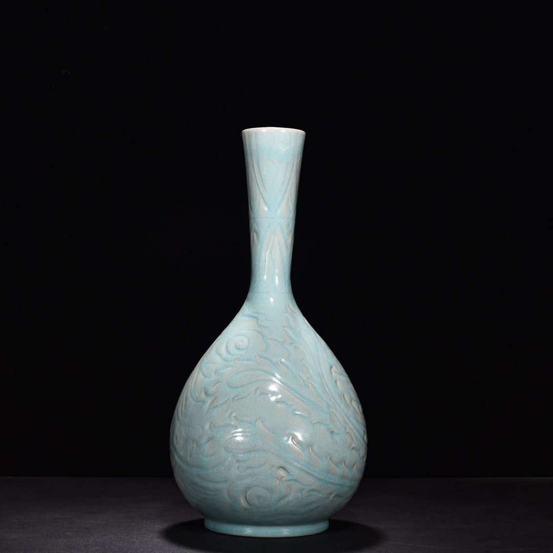 Song Dynasty Ru kiln azure glaze engraved phoenix pattern bile vase