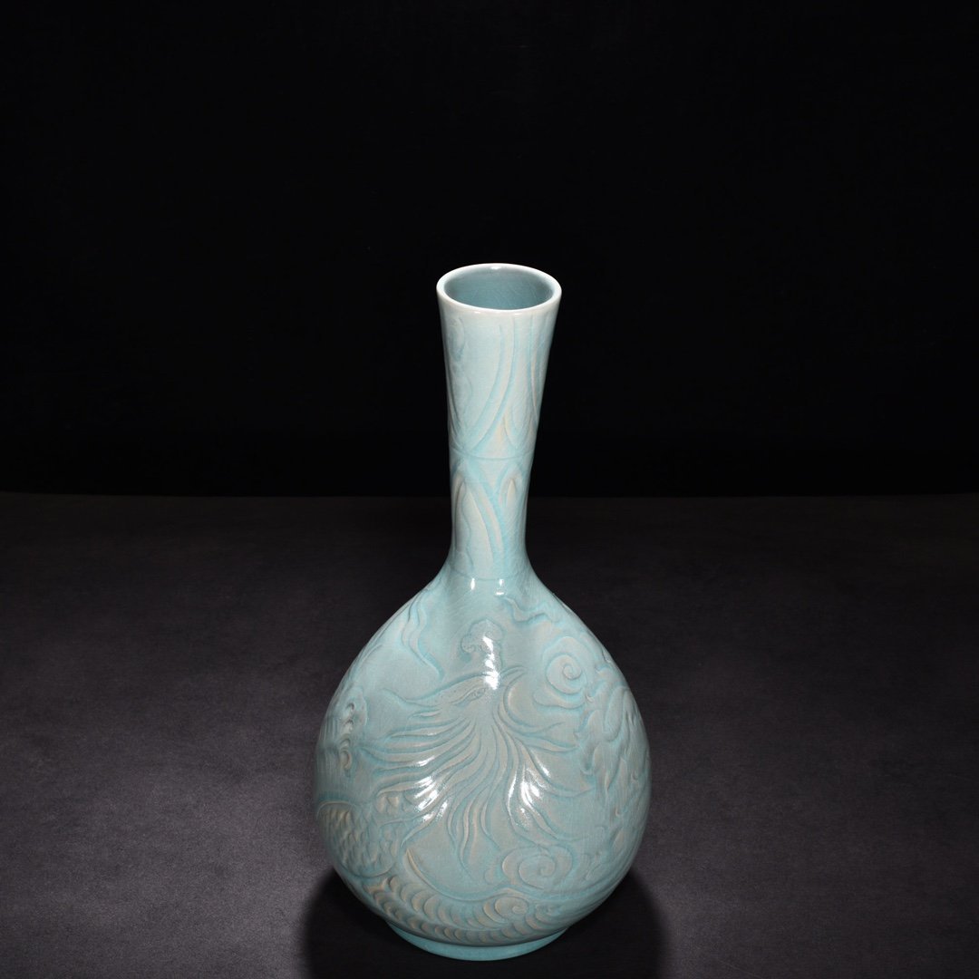 Song Dynasty Ru kiln azure glaze engraved phoenix pattern bile vase