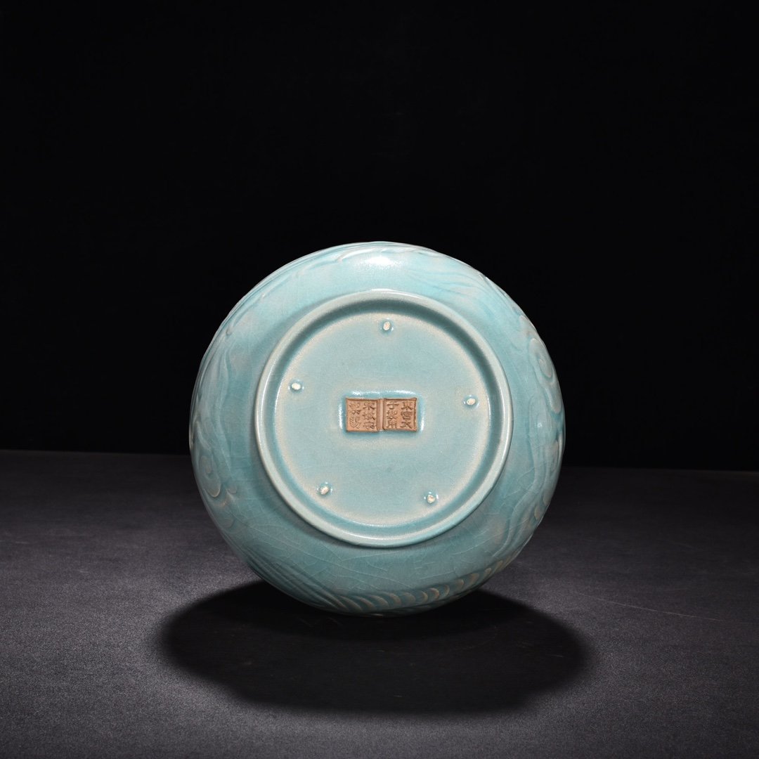Song Dynasty Ru kiln azure glaze engraved phoenix pattern bile vase