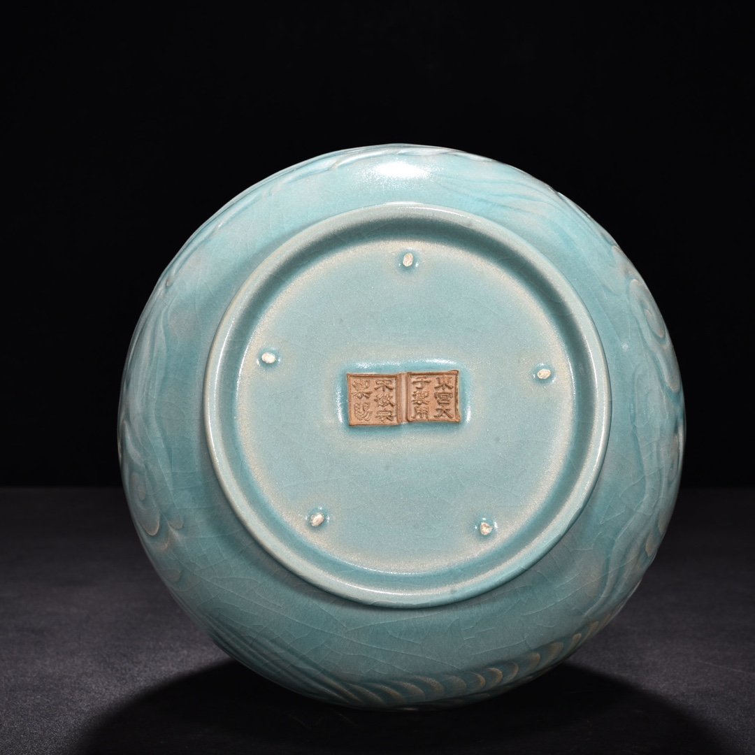 Song Dynasty Ru kiln azure glaze engraved phoenix pattern bile vase
