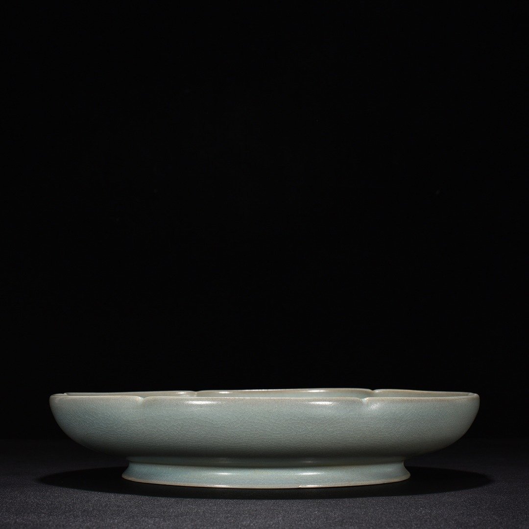 Song Dynasty Ru kiln azure glaze carved phoenix pattern sunflower mouth plate