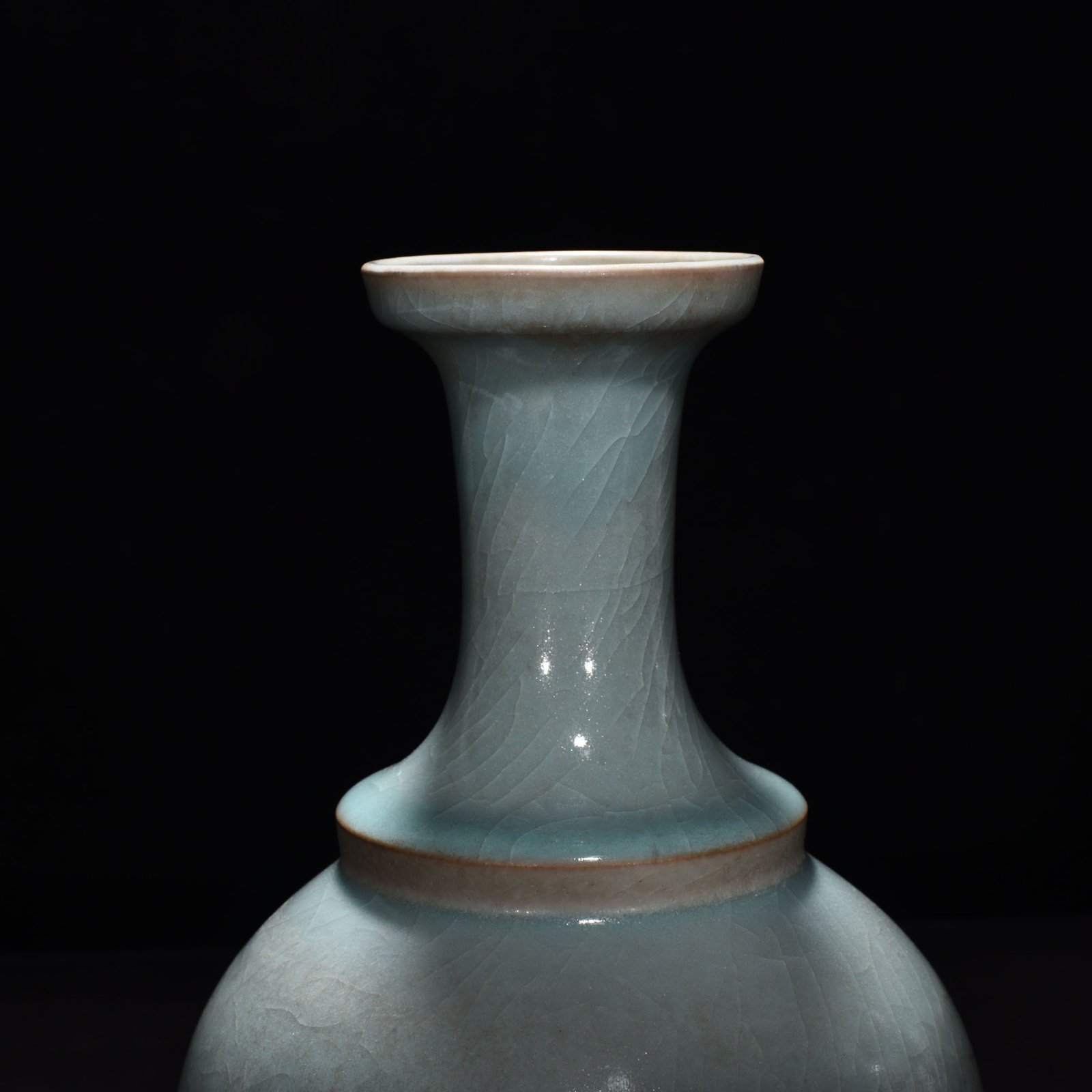Song Dynasty Ru kilnazure glaze plate-mouth vase