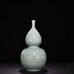 Song Dynasty Ru kilnazure-glazed gourd vase with peony flower and phoenix