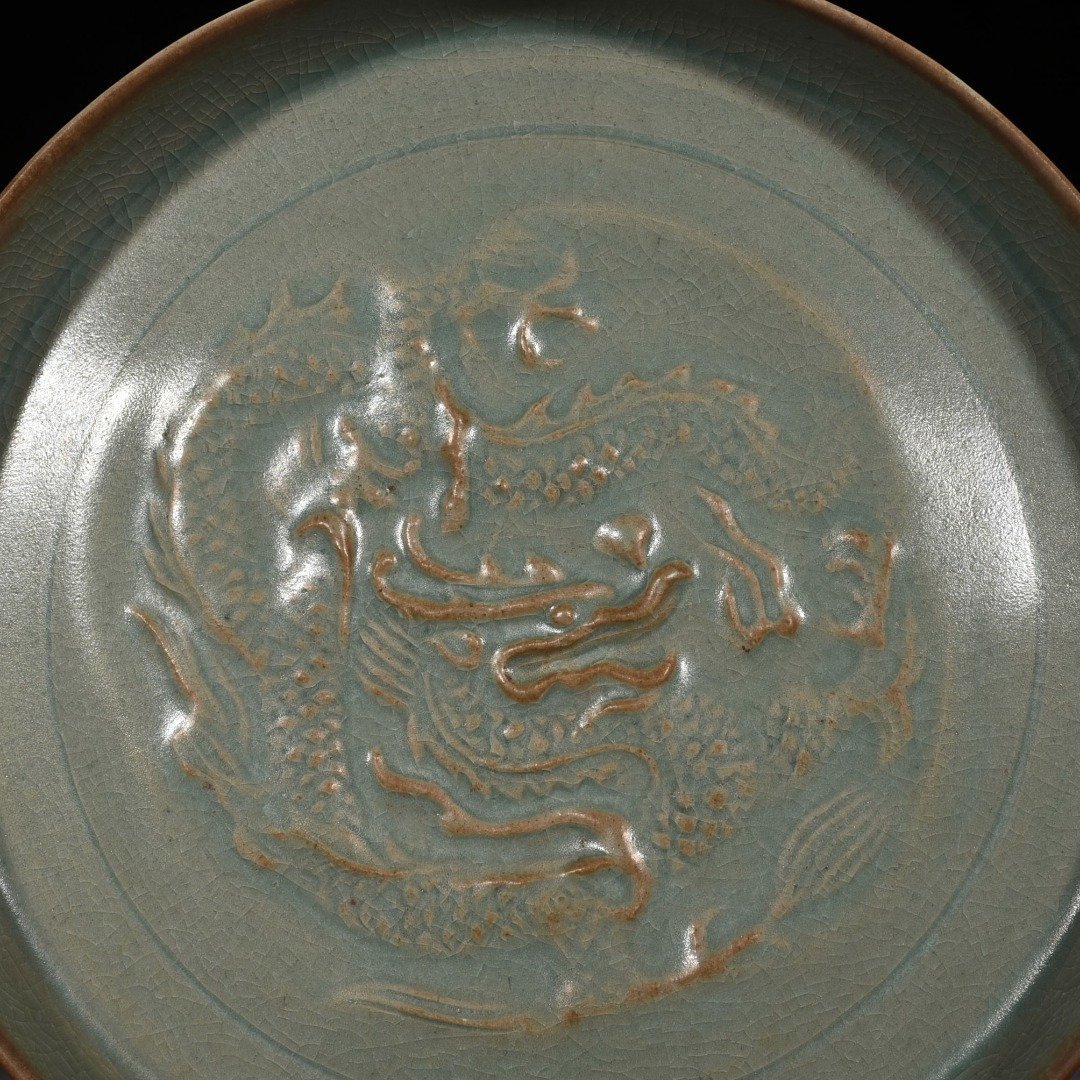 Song Dynasty Ru kiln azure glaze carved plate with dragon pattern