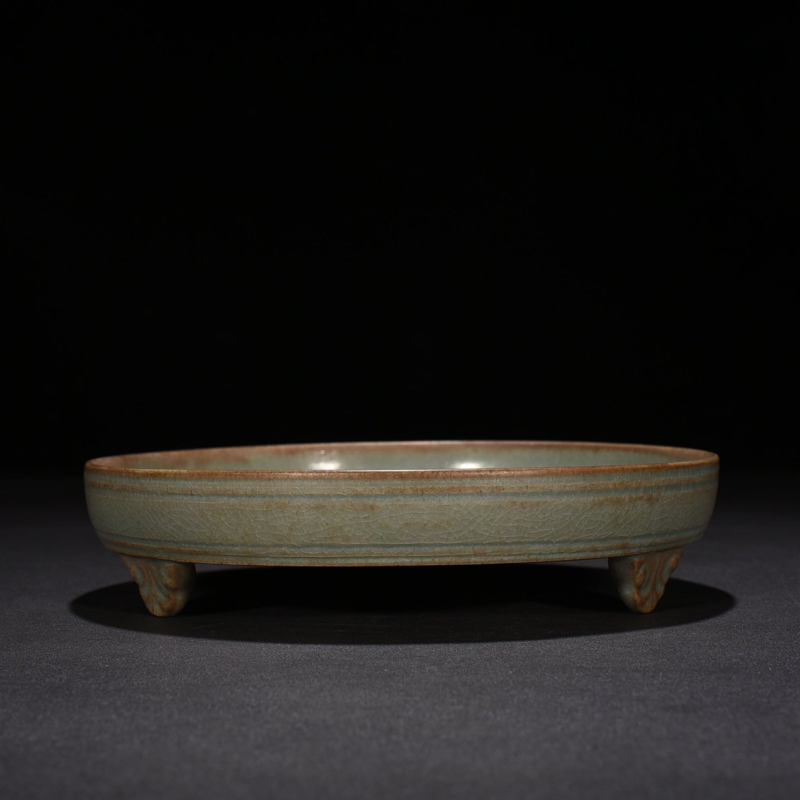 Song Dynasty Ru kiln azure glaze carved plate with dragon pattern