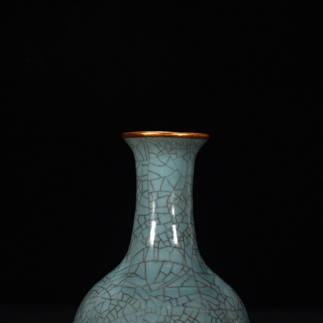 Song Dynasty Ru Kiln azure glaze carved flower pattern vase