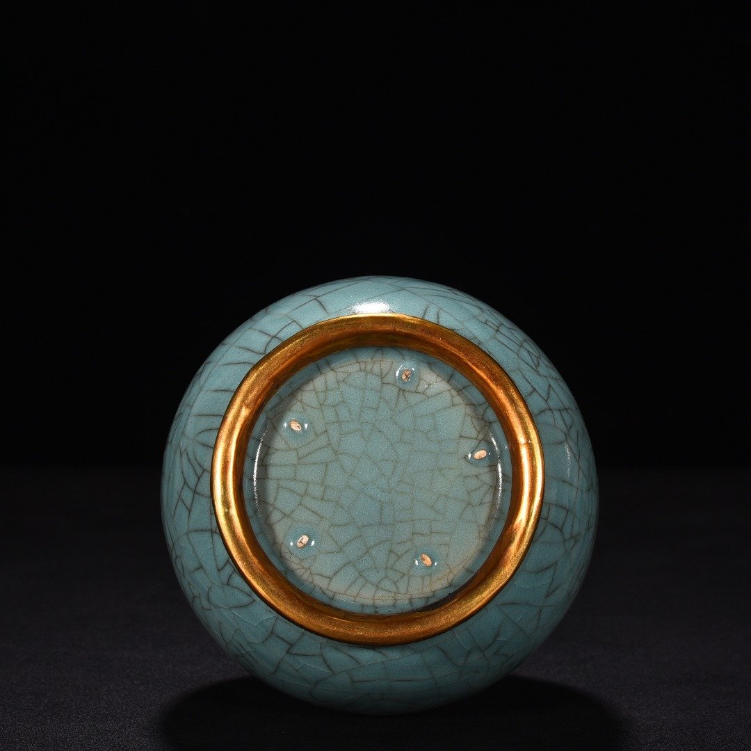 Song Dynasty Ru Kiln azure glaze carved flower pattern vase