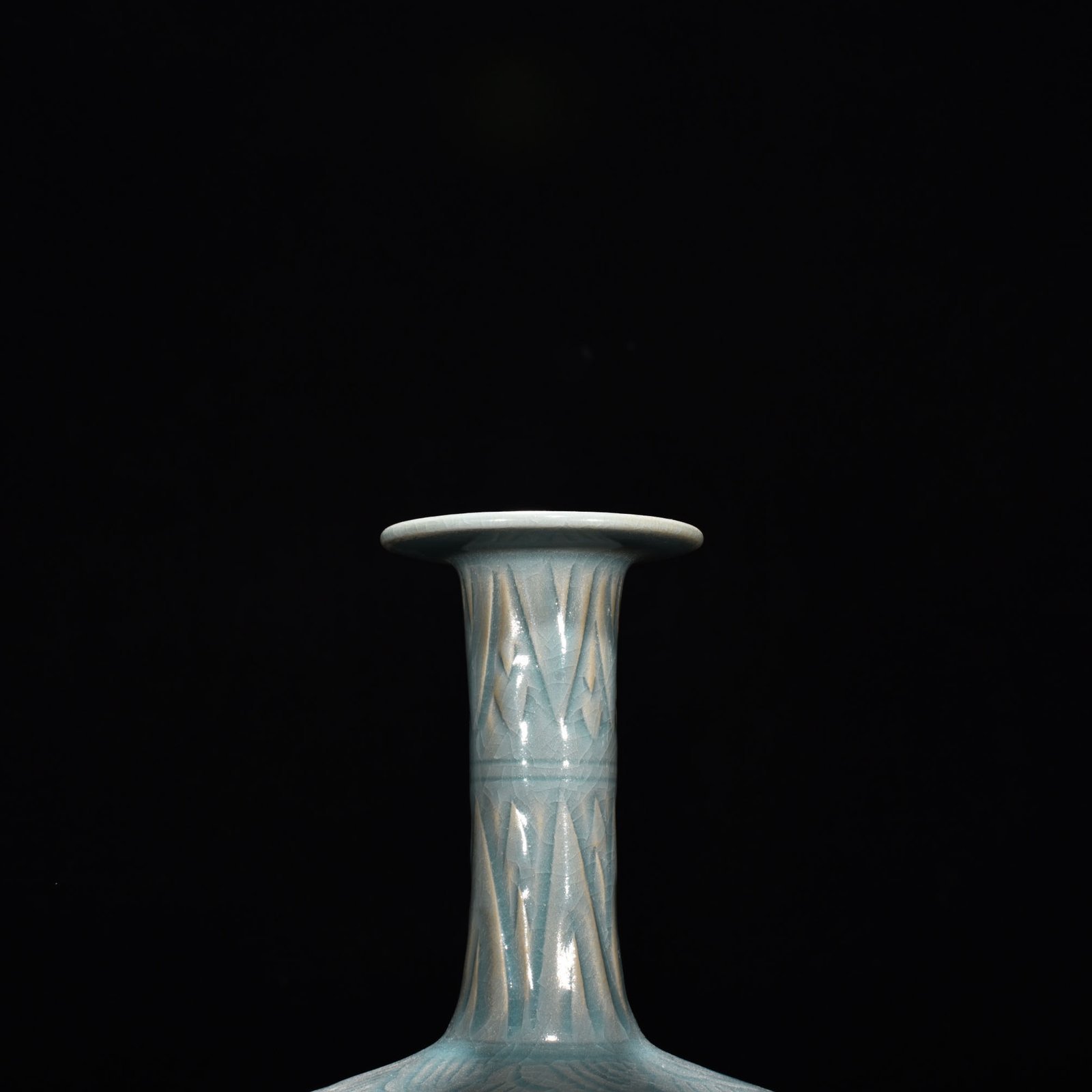 Song Dynasty Ru Kiln azure glaze plate-mouth vase with mandarin duck