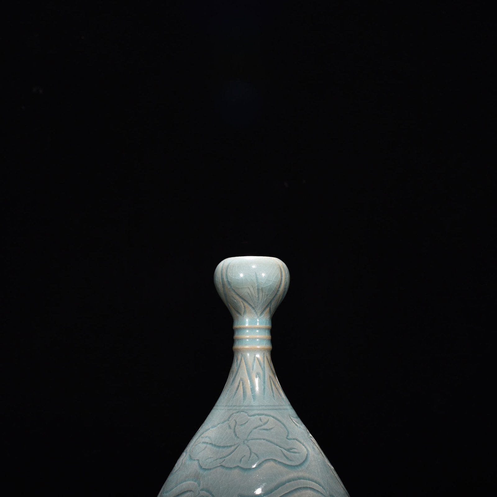 Song Dynasty Ru kiln azure glaze garlic vase with mandarin duck and lotus