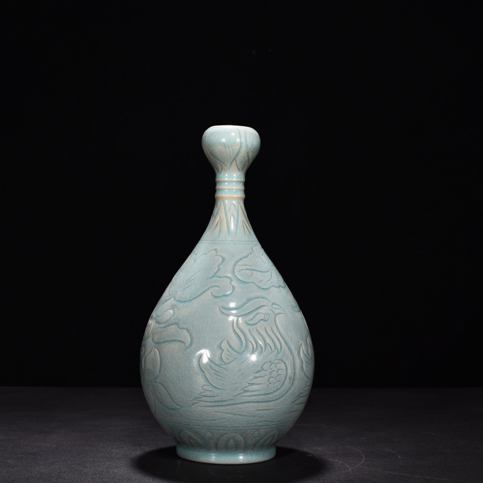 Song Dynasty Ru kiln azure glaze garlic vase with mandarin duck and lotus
