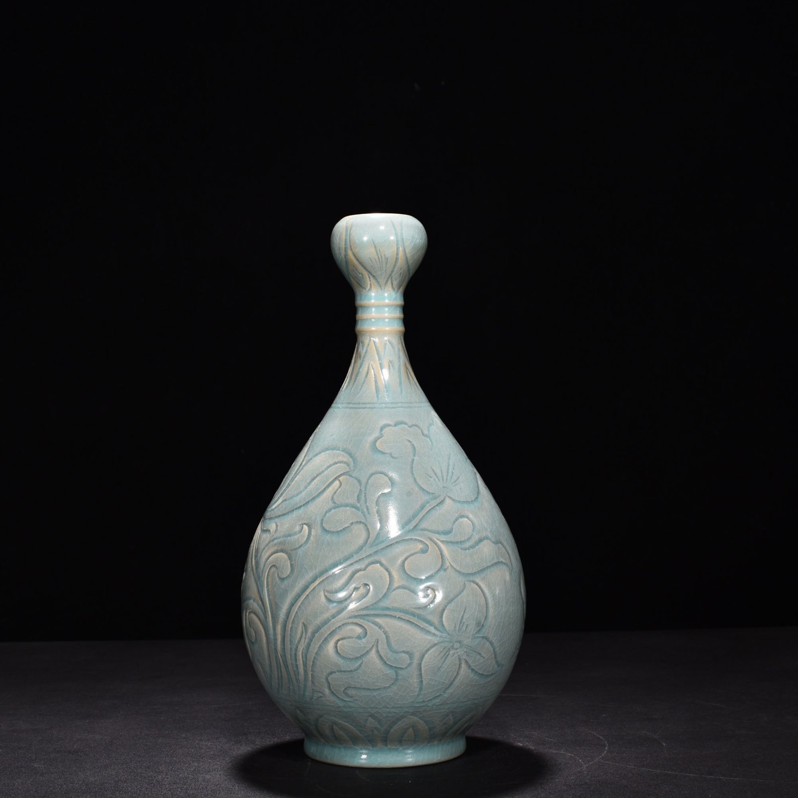 Song Dynasty Ru kiln azure glaze garlic vase with mandarin duck and lotus