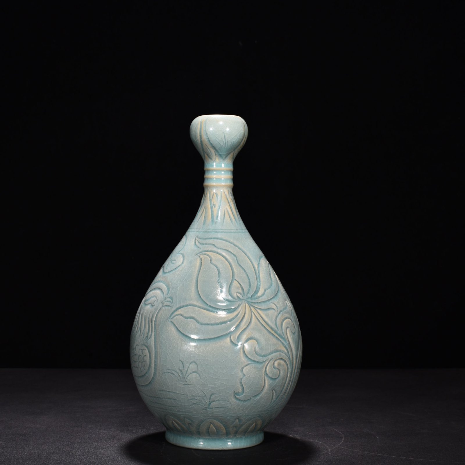 Song Dynasty Ru kiln azure glaze garlic vase with mandarin duck and lotus