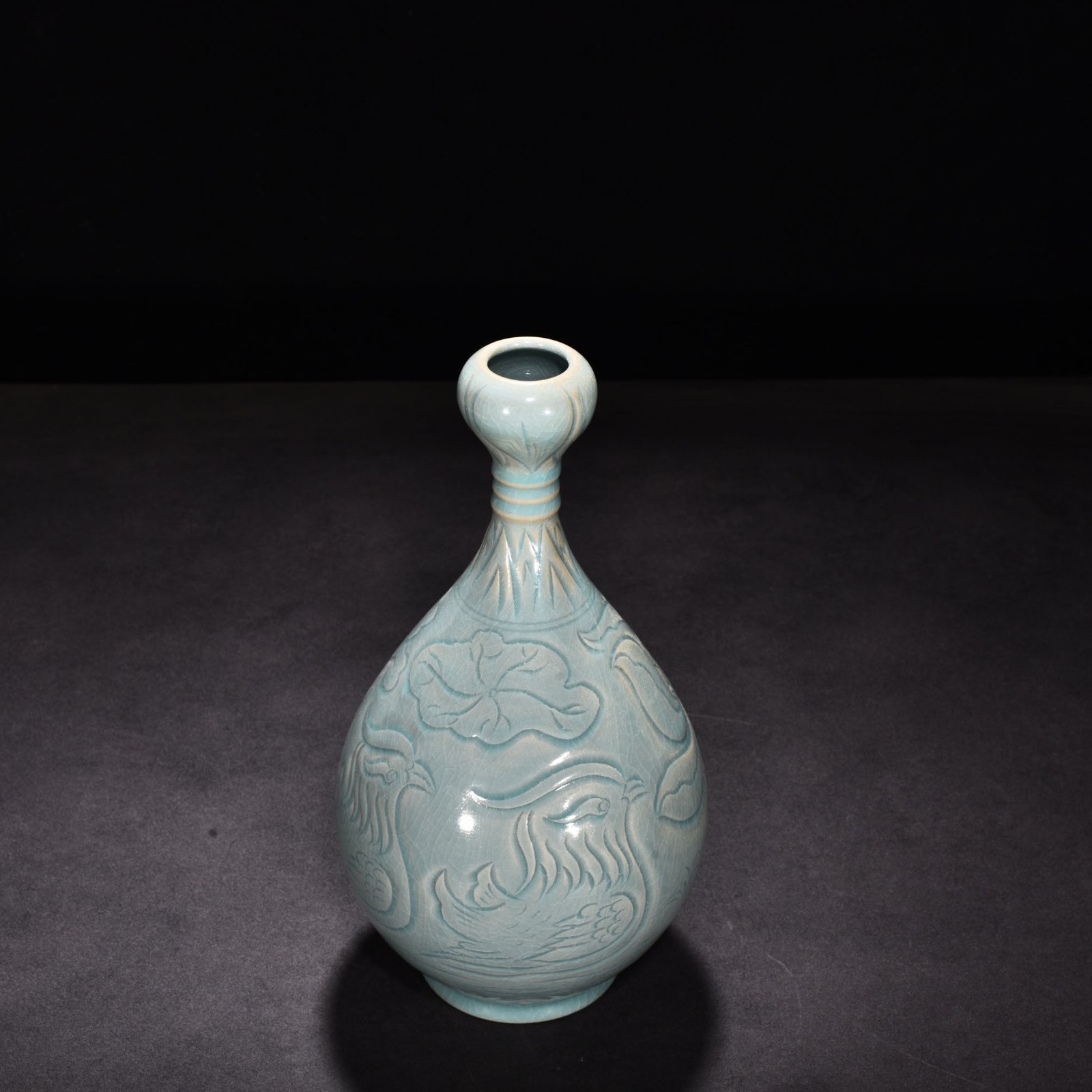Song Dynasty Ru kiln azure glaze garlic vase with mandarin duck and lotus