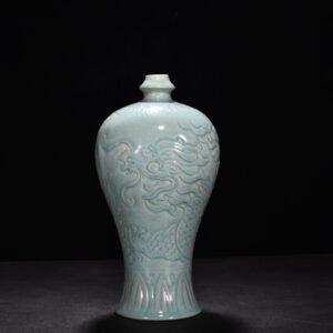 Song Dynasty Ru Kiln azure glaze plum vase with dragon pattern