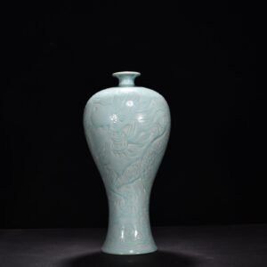 Song Dynasty Ru kiln azure glaze plum vase with carved dragon pattern