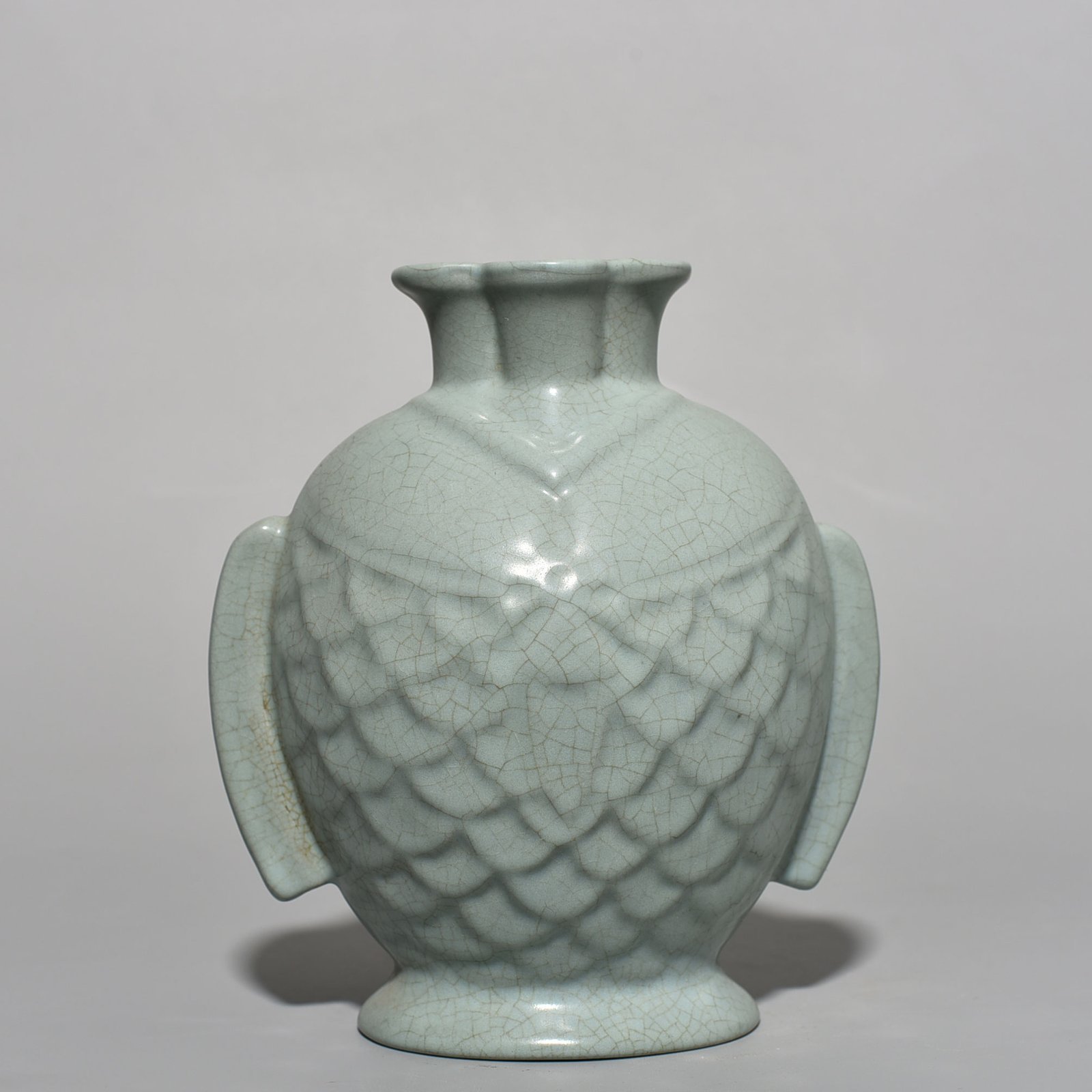 Song Dynasty Ru kiln sky blue glaze Pisces vase