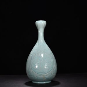 Song Dynasty Ru kiln azure glaze azure glaze engraved flower pattern garlic vase