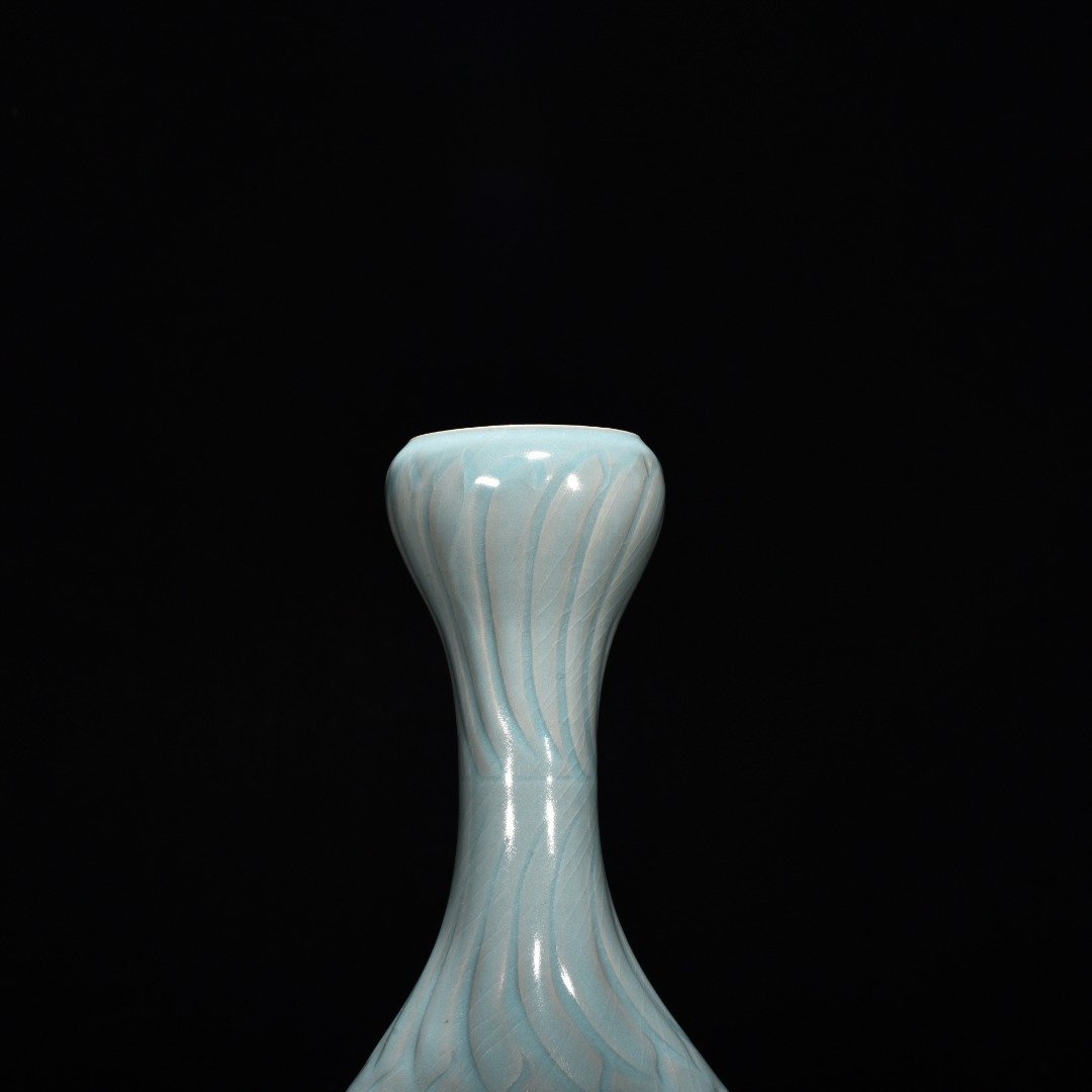 Song Dynasty Ru kiln azure glaze azure glaze engraved flower pattern garlic vase