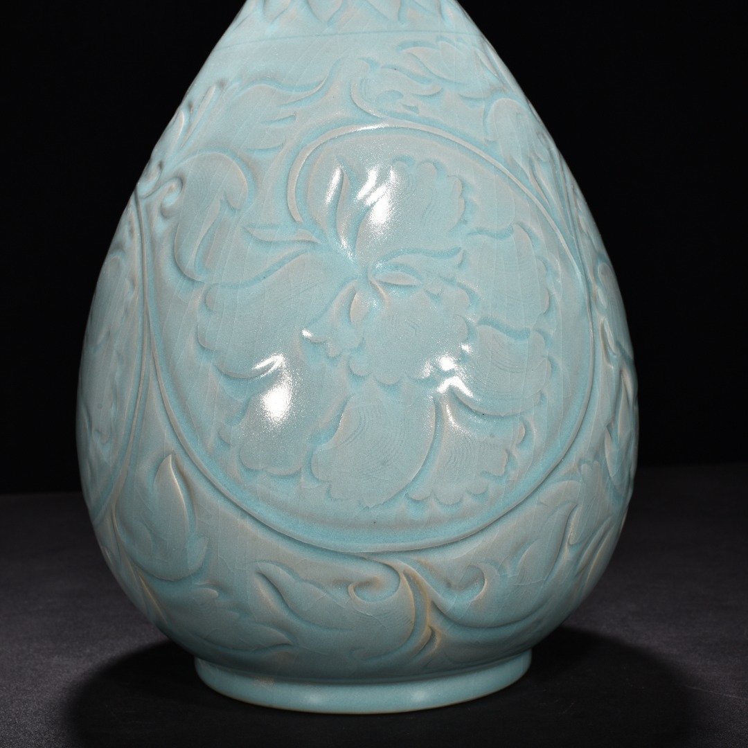 Song Dynasty Ru kiln azure glaze azure glaze engraved flower pattern garlic vase