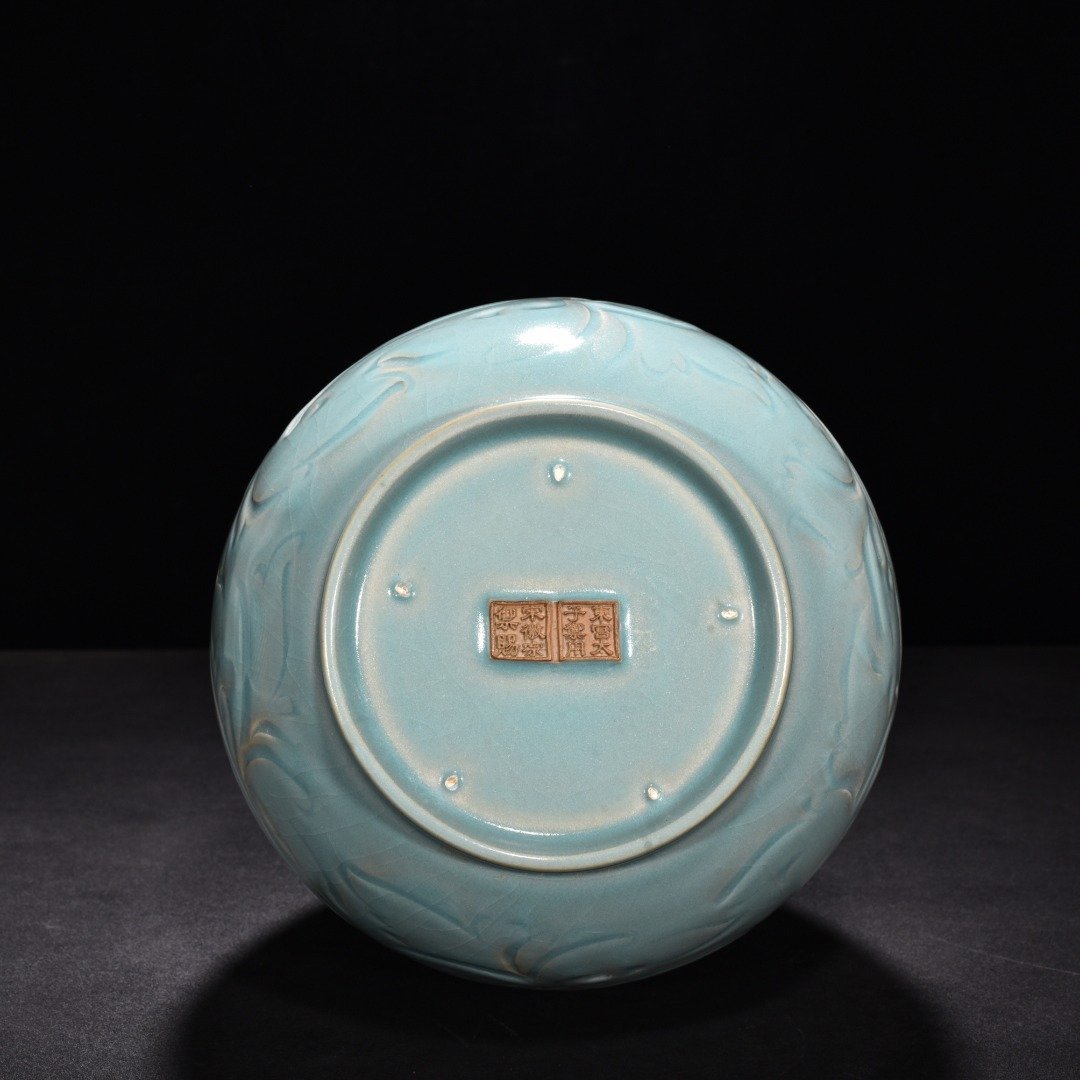 Song Dynasty Ru kiln azure glaze azure glaze engraved flower pattern garlic vase