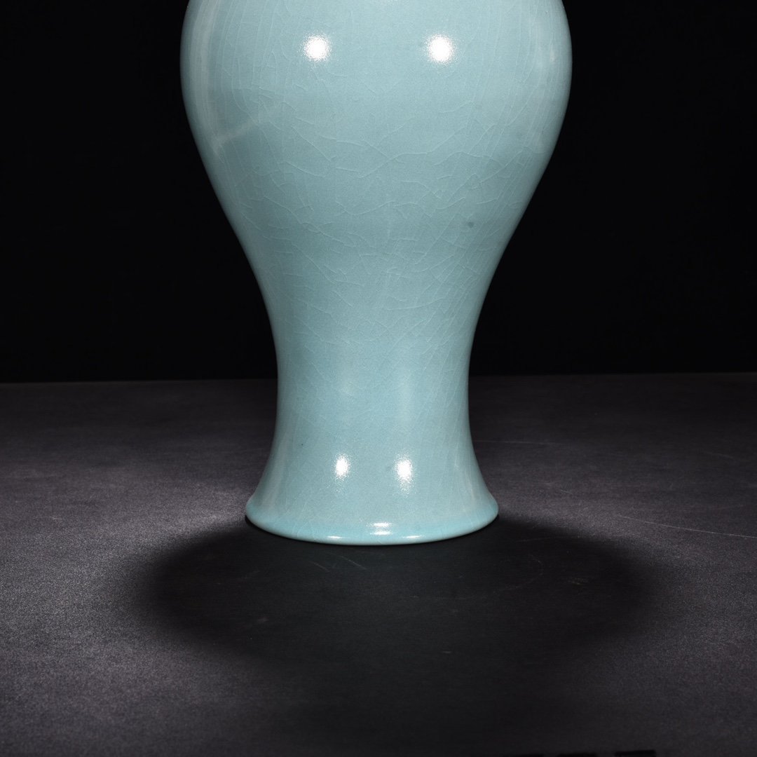Song Dynasty Ru kiln azure glaze string pattern Guanyin vase