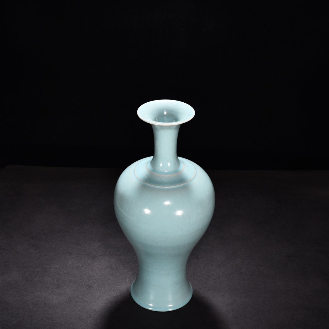 Song Dynasty Ru kiln azure glaze string pattern Guanyin vase