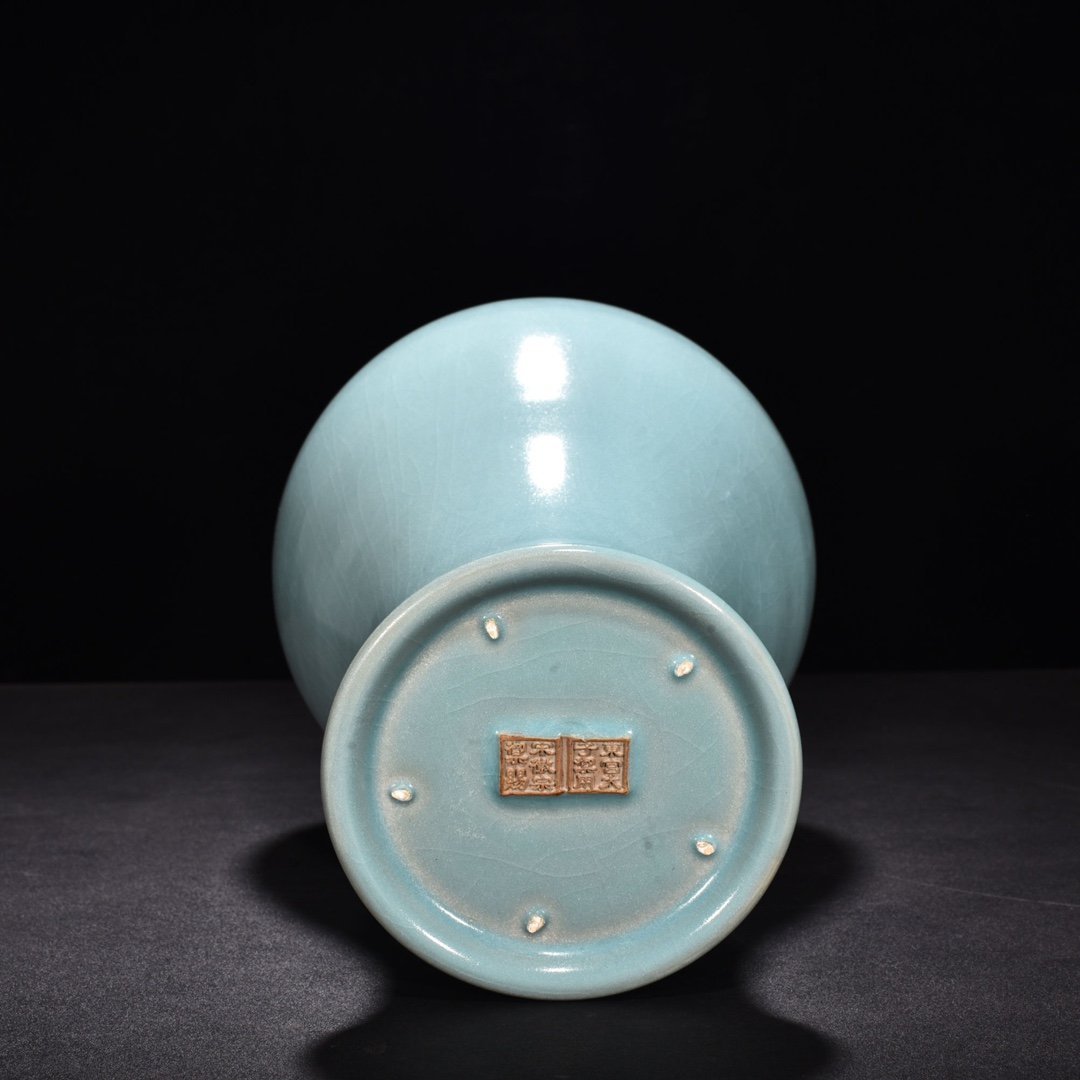 Song Dynasty Ru kiln azure glaze string pattern Guanyin vase