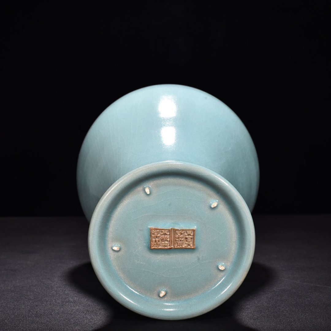 Song Dynasty Ru kiln azure glaze string pattern Guanyin vase