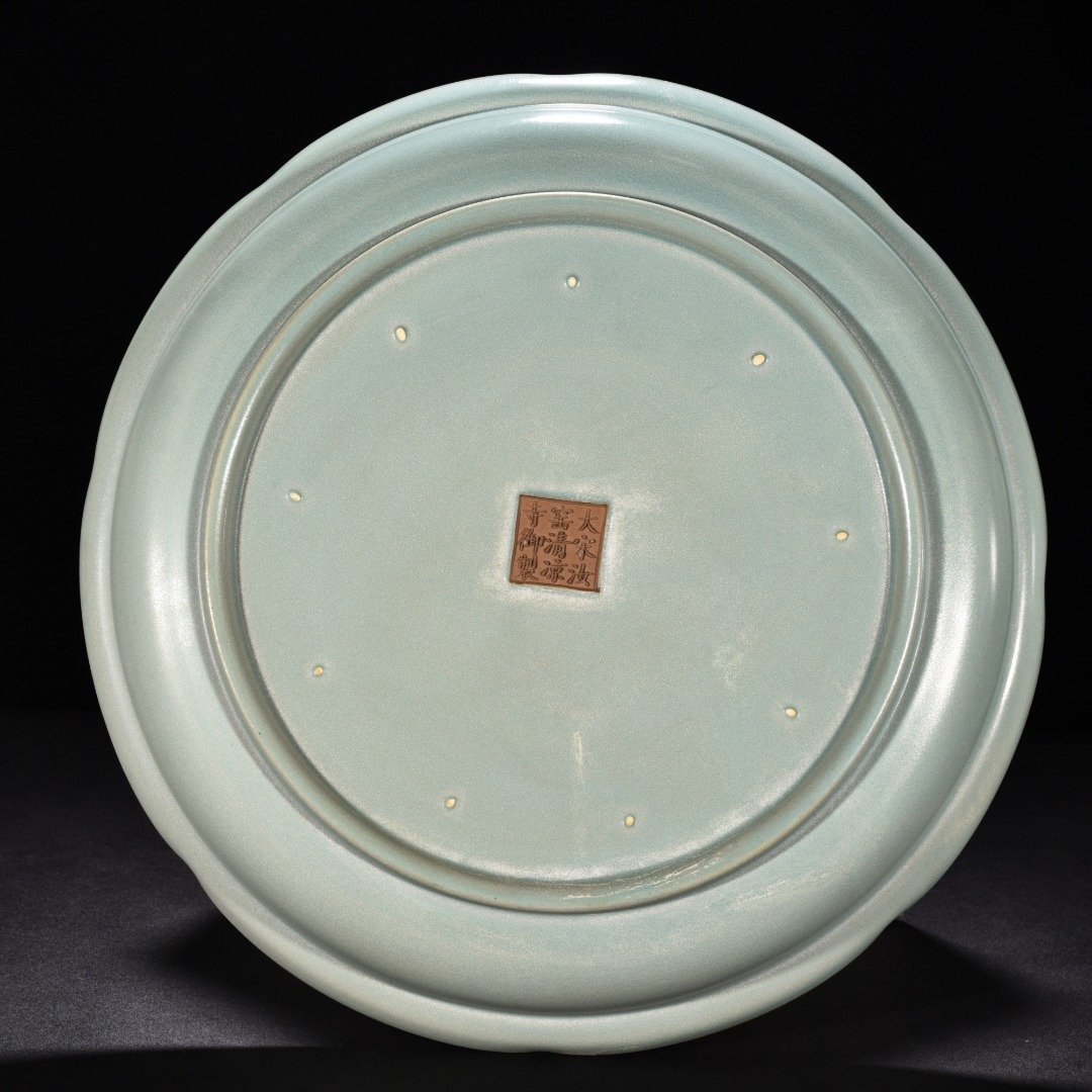 Song Dynasty Ru kilnazure-glazed large plate with folded edge and Kuikou mouth