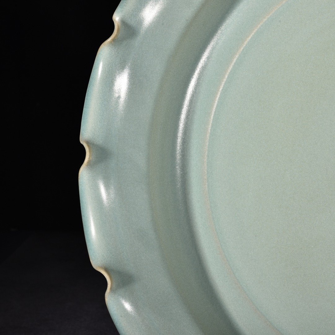 Song Dynasty Ru Kiln azure glaze folding waist large plate with flower mouth