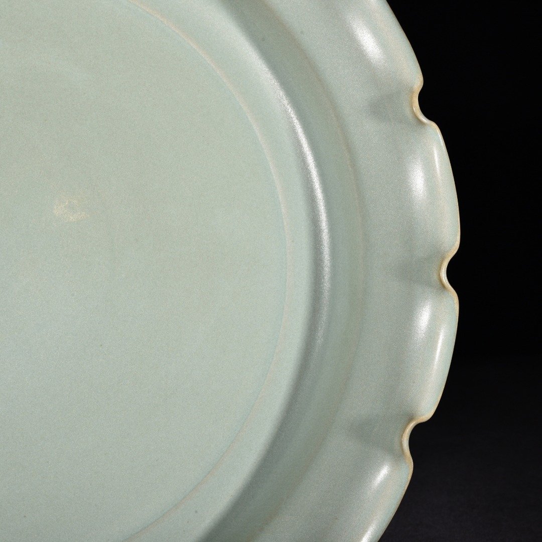 Song Dynasty Ru Kiln azure glaze folding waist large plate with flower mouth