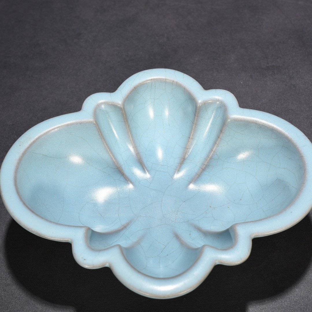Song Dynasty Ru kiln azure glaze and begonia wash